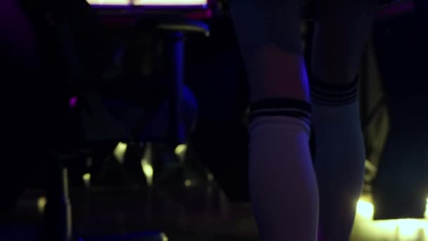 年轻的性感女人在电脑俱乐部里来到电脑前，拉起高尔夫球袜 — 图库视频影像