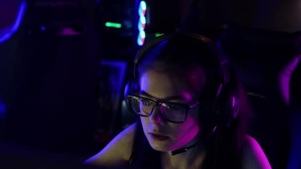 Jeune femme jouant à un jeu en ligne dans le club de jeu — Video