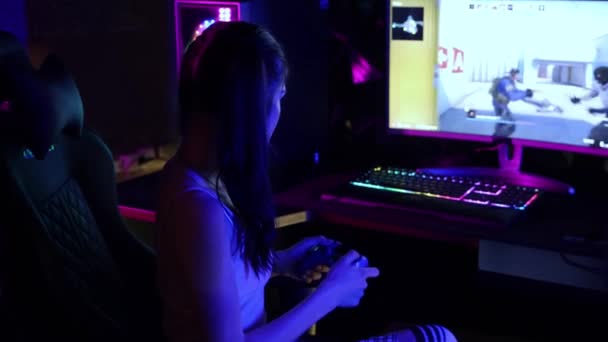 Mujer joven jugando un juego en línea en el club de juego - se da la vuelta y jugar con una goma de mascar — Vídeo de stock