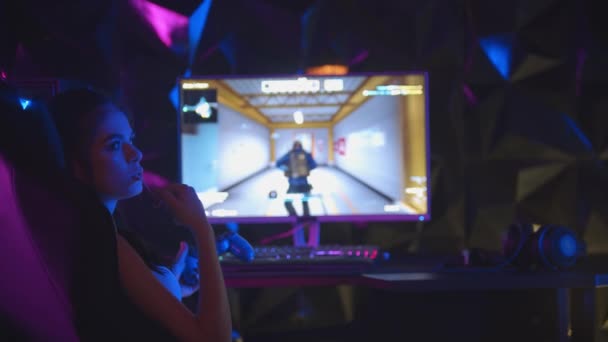 Junge Frau bei einem Online-Spiel in einem Spielclub - zieht ihr einen Kaugummi aus dem Mund — Stockvideo