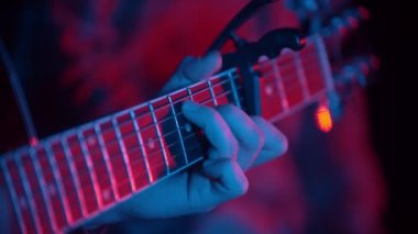 Müzisyen konsepti - neon ışıkta gitar çalmak