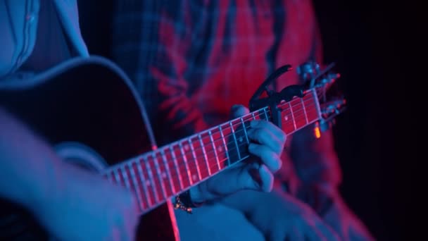 Hudebníci koncept - dva muži sedí ve studiu a nahrávají indie píseň s kytarou — Stock video