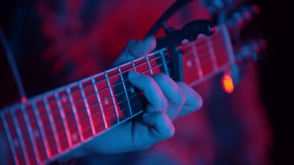 ミュージシャンのコンセプト-ネオンライトでギターを演奏 — ストック動画