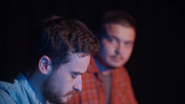 二人の男がステージに座り、歌を演奏しようとしている — ストック動画