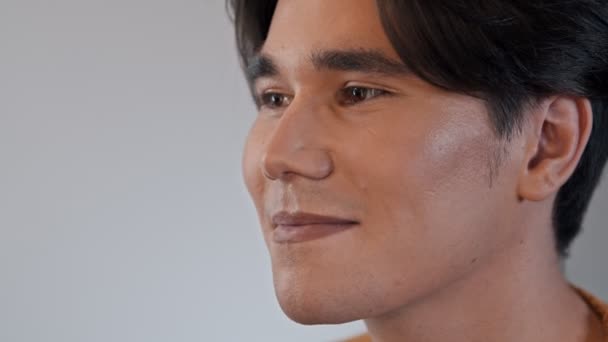 Maquillaje artista aplicando un lápiz marrón en los labios de modelo masculino — Vídeos de Stock
