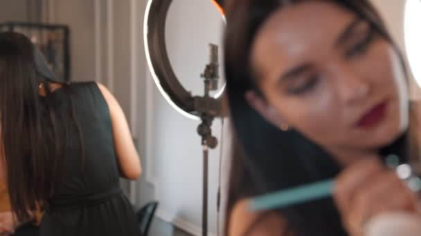 Μακιγιάζ καλλιτέχνης κάνει ένα καφέ έντονα χείλη στο αρσενικό μοντέλο της - εφαρμογή κραγιόν με ένα πινέλο — Αρχείο Βίντεο