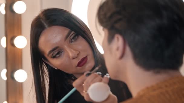 Make-up-Artist macht braune Lippen für ihr männliches Modell - Lippenstift mit Pinsel auftragen - dem Ganzen den letzten Schliff verleihen — Stockvideo