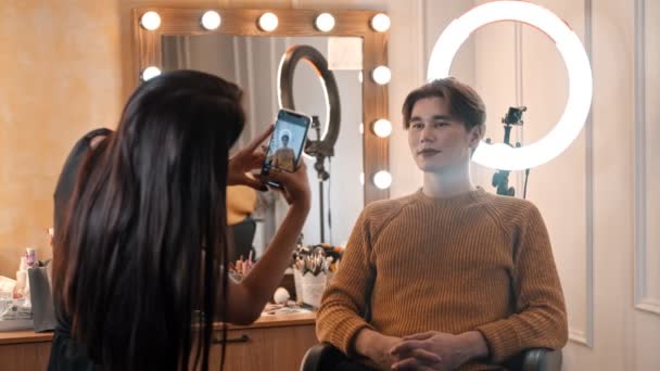 Make up artist taking photos of male model with makeup on - nude makeup with bold dark nude lips — Stock Video