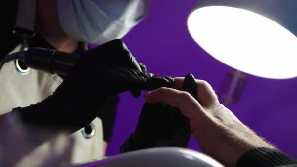Hardware μανικιούρ - πλοίαρχος κάνει μανικιούρ με ένα μικρό καρφί τρυπάνι στα αρσενικά χέρια — Αρχείο Βίντεο
