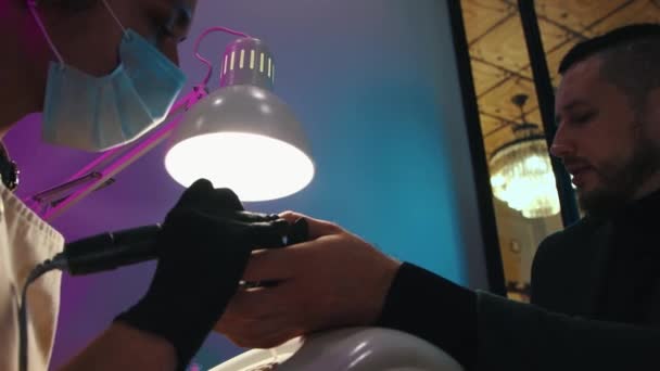 Podnikatel, který si nechává dělat nehty v salónu — Stock video