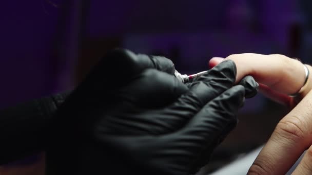 Hardware manicure - meester reinigt de nagel uit de nagel met behulp van een kleine nagel slijper — Stockvideo