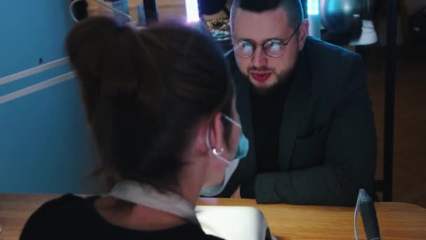 Een man laat zijn nagels doen in een nagelsalon. — Stockvideo