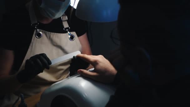 Чоловік зробив цвяхи за допомогою нігтьового паперу в нігтьовому салоні — стокове відео
