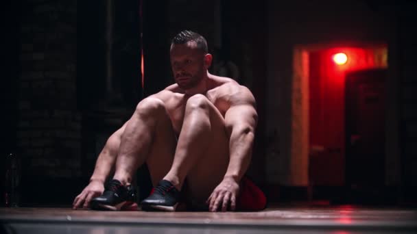 Tvrdý muž dělá cvičení - pumpování jeho břicha — Stock video