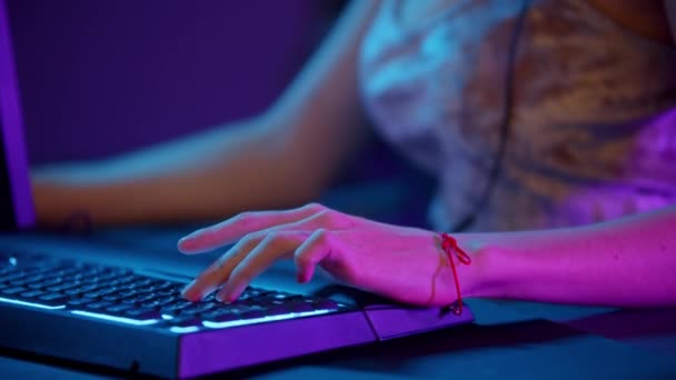Дівчина з татуйованого геймера, яка сидить за комп "ютером і грає в онлайн гру - розмовляє на мікрофоні. — стокове відео