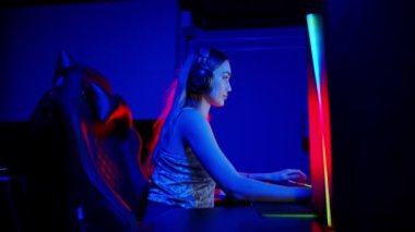 Neon oyun kulübünde oturan dövmeli genç kadın oyunu kaybediyor ve hayal kırıklığına uğruyor.