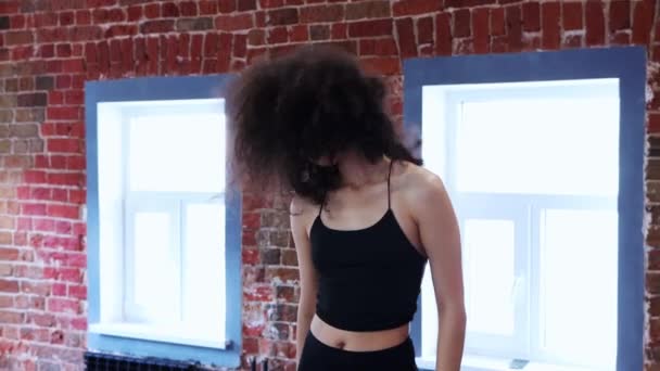 Νεαρή χορεύτρια ζεσταίνεται πριν χορέψει — Αρχείο Βίντεο