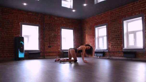 Νεαρή χορεύτρια με ψηλά τακούνια να χορεύει σέξι στο πάτωμα — Αρχείο Βίντεο