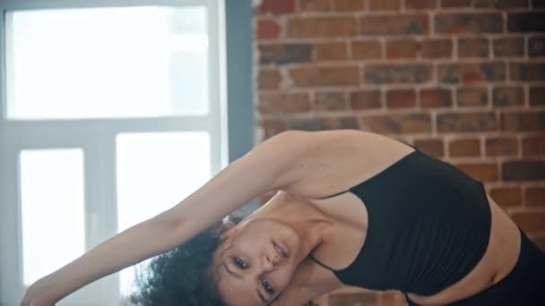 Jeune femme danseuse en mesh collants faire étirement dans thr studio — Video