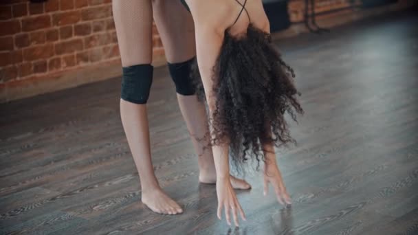 Jovem dançarina em meias de malha fazendo alongamento — Vídeo de Stock