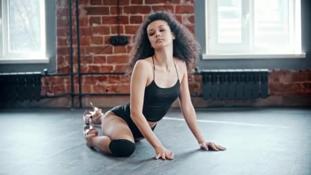 Стриптиз - молодая кудрявая женщина сексуальные танцы на полу — стоковое видео