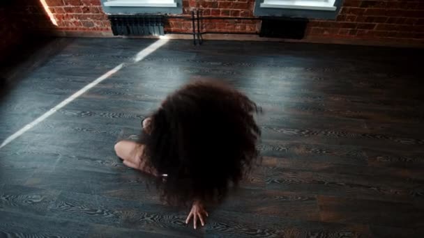 Strip dancing w studio - młoda kobieta tańcząca na podłodze i wykonująca seksowne ruchy — Wideo stockowe