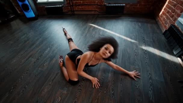 Strip bailando en el estudio - mujer joven bailando en el suelo y haciendo movimientos de baile sexy — Vídeo de stock