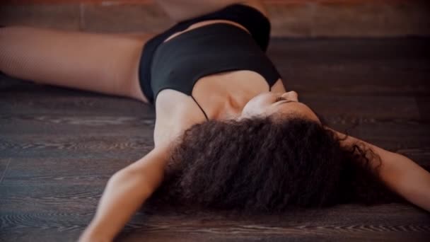 Strip bailando en el estudio con piso oscuro - mujer joven bailando en el suelo vistiendo un pequeño atuendo — Vídeos de Stock