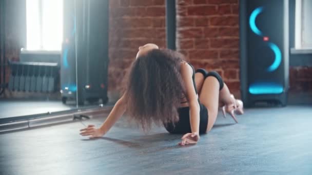 ストリップダンスでザ · ロフトスタジオ-若いです巻き女性セクシーダンス上の床の上にミラーの前 — ストック動画
