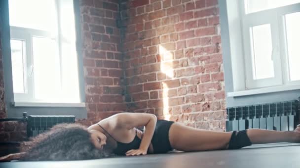 Striptíz tánc a tetőtéri stúdióban - fiatal göndör nő szexi tánc a padlón — Stock videók