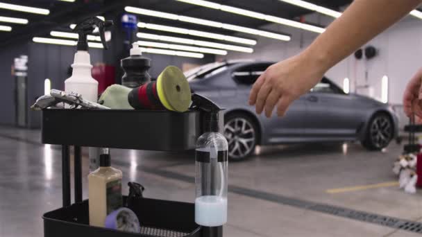 Auto détaillant salon de nettoyage de voiture prendre le spray nettoyant au premier plan — Video