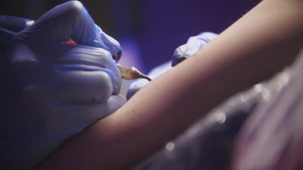 Sesión de tatuaje - conseguir un tatuaje abstracto negro en el brazo — Vídeo de stock