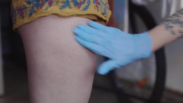 Τατουάζ συνεδρία - τατουάζ πλοίαρχος εφαρμογή βαζελίνη στο πόδι — Αρχείο Βίντεο