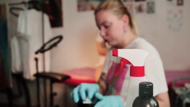 Sesja tatuażowa w studio - mistrz tatuażu przygotowujący się do pracy — Wideo stockowe