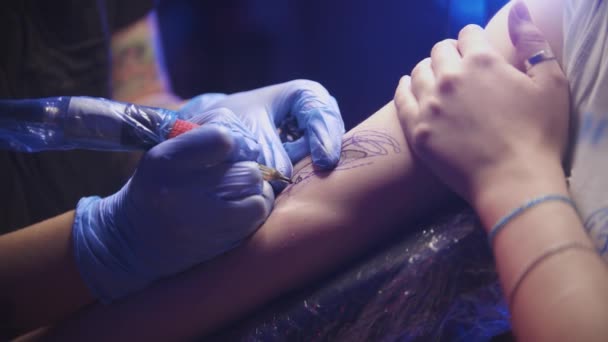Sesja tatuażu - młoda kobieta robi sobie czarny abstrakcyjny tatuaż — Wideo stockowe