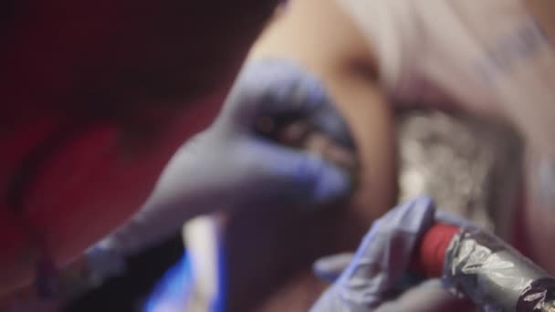 Сеанс татуювання жінка отримує абстрактне татуювання на обличчі — стокове відео