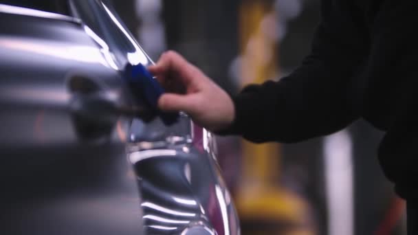 Detallado automático - hombre polilshing la superficie de un coche deportivo gris — Vídeo de stock