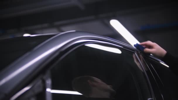 Авто-деталізація чоловік полірує сірий спортивний автомобіль — стокове відео