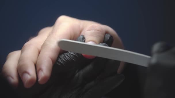 Μανικιουρίστας κάνει μανικιούρ καρφιά με ένα πίνακα σμύριδα — Αρχείο Βίντεο