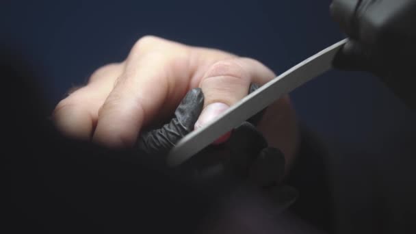 Manikérka dělá manikúru nehty s emery deskou - řeže volný okraj nehtu — Stock video