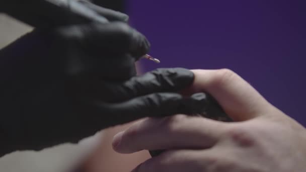 Manicurista facendo unghie mans utilizzando un piccolo dispositivo di perforazione — Video Stock