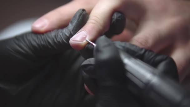 Μανικιουρίστα κάνει manicure mans χρησιμοποιώντας μια μικρή συσκευή διάτρησης — Αρχείο Βίντεο