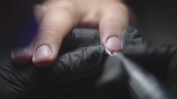 穴あけ装置を使用して過酷な男性の手にマニキュアを行うマニキュリスト — ストック動画