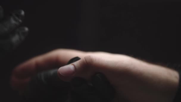 조류학자가 작은 시추 장치 - 조판을 준비하는 일 - 를 사용하여 거친 남자 손에 거름을 주고 있다 — 비디오