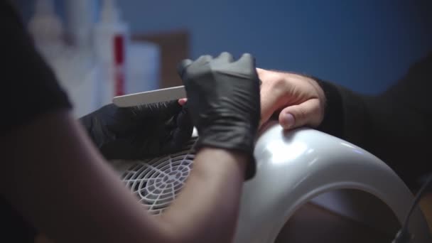 A manicura masculina - mestre serra pregos com um arquivo de prego - prepara a chapa de prego para a manicura — Vídeo de Stock