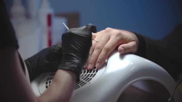 Mužská manikúra - mistr piluje hřebíky pilníkem — Stock video