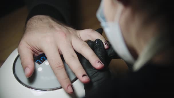 Manicure masculino - mestre desenho um design minimalista nas unhas com uma pintura preta — Vídeo de Stock