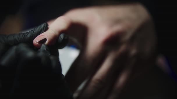 Master dibuja un diseño minimalista en las uñas con una pintura negra — Vídeos de Stock