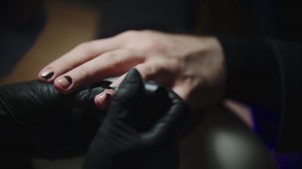 Manlig manikyr - nagelmästaren applicerar en topp på naglarna över den minimalistiska designen — Stockvideo
