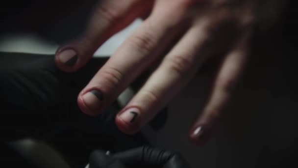 Mannelijke manicure - de nagelmeester veegt de overmaat van de matte top af — Stockvideo